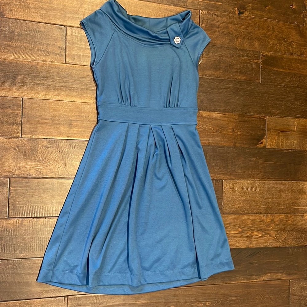✅Maurices blue dress, has flattering pleats & diamond accent, great condition